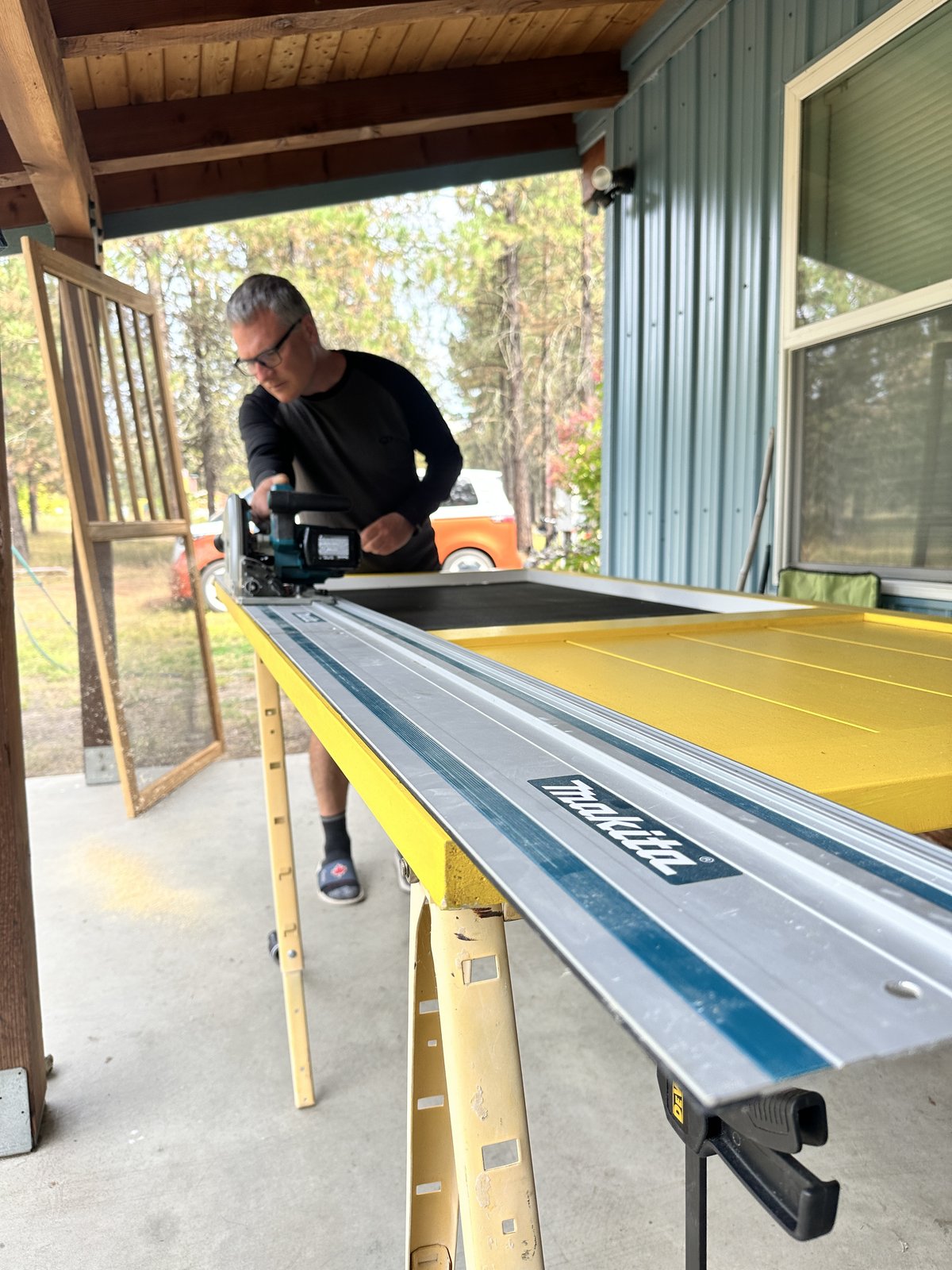 Alex is always busy with something. In this case: fitting our screen door. Rory helped too.